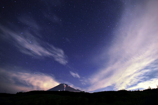 富士山とオーロラのような夜景