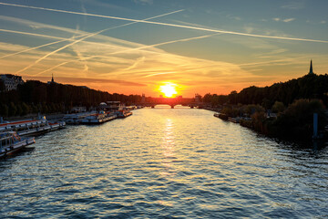 Fototapeta na wymiar Beautiful sunrise over the Seine river, Paris. France