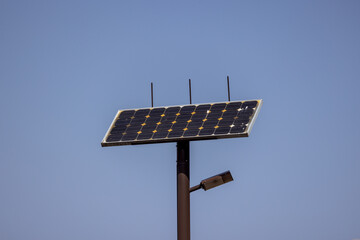 青空の下の太陽光発電