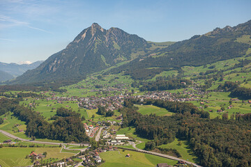 Fototapeta na wymiar Luftaufnahme der Obwaldner Landschaft bei Sarnen, mit Stanserhorn im Hintergrund, Kanton Obwalden, Schweiz