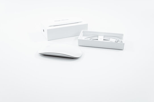 immagine di periferica Apple Magic Mouse e scatola imballaggio su superficie bianca
