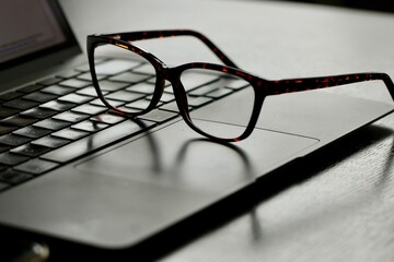 Okulary na klawiaturze komputera. Praca i biznesowy klimat