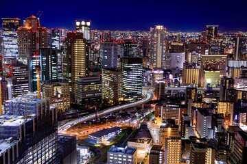 Fototapeta na wymiar 大阪府　梅田スカイビルから眺める大阪の夜景（大阪駅方面）