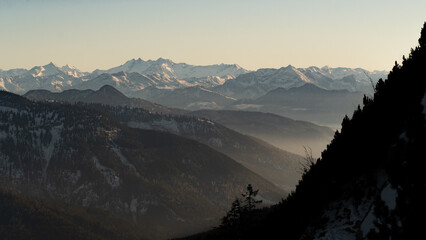 Ausblick in die Berge vom einem bayerischen Gipfel (Deutschland)