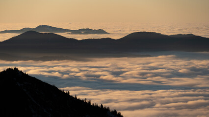 Die bayerischen Voralpen über dem Nebel (Deutschland)