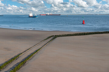 Schiffe kreuzen am Strand vor Vlissingen. Provinz Zeeland in den Niederlanden