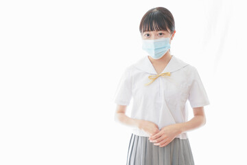 マスクをした若い女子学生