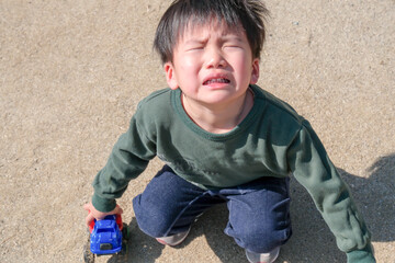 泣いている男の子
