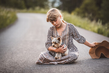 Mädchen mit kleinem Hund