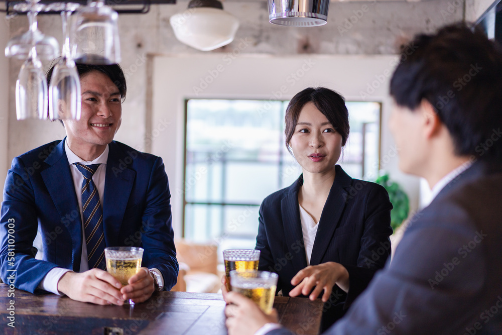 Sticker バーでお酒を飲む男女の会社員