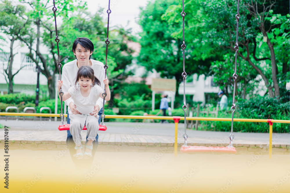 Poster パパと公園で遊ぶ女の子