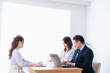 Obraz premium クライアントとのミーティングをするビジネスパーソン