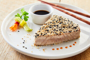 Tuna steak with sesame seeds