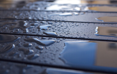 Table de jardin et gouttes de pluie