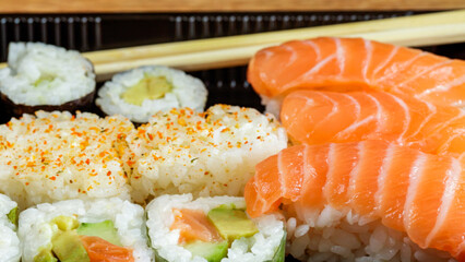 plat de sushi et maki, en gros plan, sur une table	
