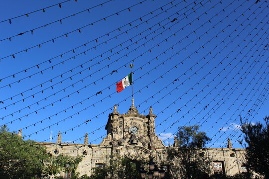 Palacio con bandera izada 