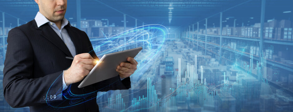Logistik - Business Manager mit Tablet im Lager