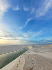 Obraz na płótnie Canvas Dunes et lagons du Parc national des Lençóis Maranhenses au Brésil au coucher de soleil 