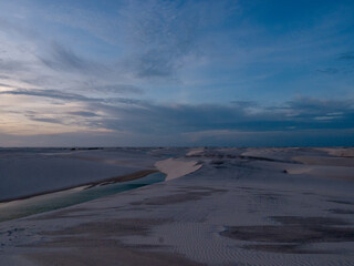 Coucher de soleil sur les dunes et lagons du Parc national des Lençóis Maranhenses au Brésil