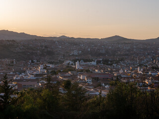 Obraz premium Vue panoramique sur Sucre en Bolivie au coucher de soleil 
