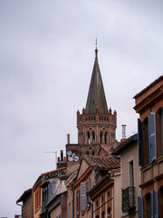 Fototapeta na wymiar Clocher de la Basilique Saint-Sernin vue depuis la Rue du Taur à Toulouse