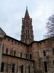 Fototapeta na wymiar Clocher et Porte Miègeville de la Basilique Saint-Sernin de Toulouse