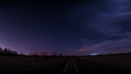 Fototapeta pusta polna droga w nocy z niebem z gwiazdami obraz