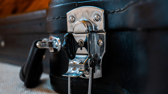 Estuche de guitarra con llave