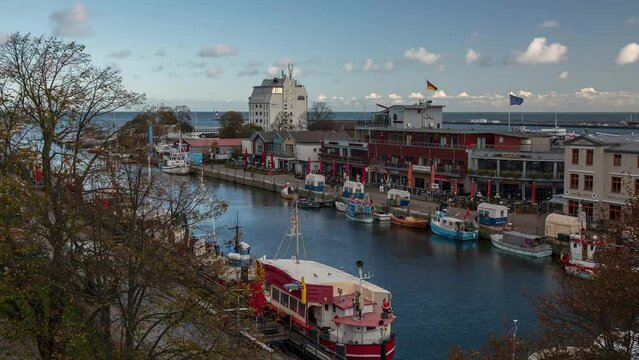 Zeitraffer Aufnahme - der Morgen am Alten Strom - der Hafeneinfahrt nach Rostock Warnem&uuml;nde
