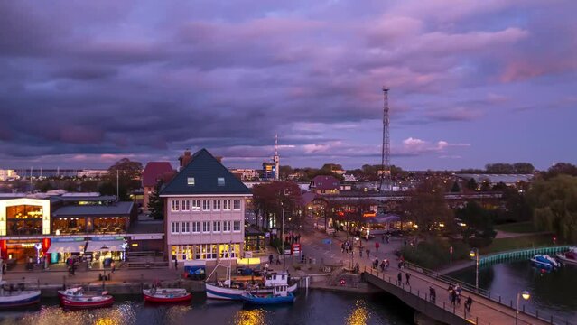 Zeitraffer Aufnahme - Sonnenuntergang am Alten Strom - der Hafeneinfahrt nach Rostock Warnem&uuml;nde