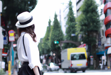 都会を歩く女性、観光、AI,日本風