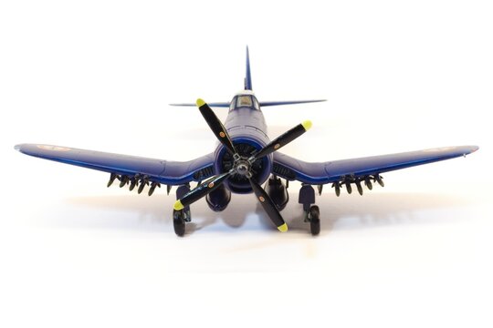 F4 U-7 Corsair. Painting: 12F.8 - Flottille 12F - Aeronavale. Plastic 1:72 scale model from Italeri (1313)