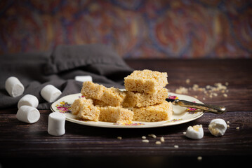 Assiette de Rice Krispies avec tissus et linge sur assiette et guimauve et riz à côté