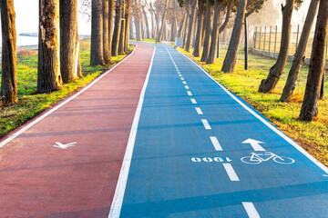 Obraz premium bike and pedestrian path