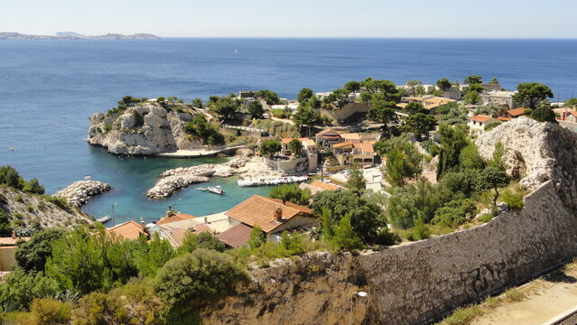 Calanque de Niolon, commune de Rove sur la c&ocirc;te m&eacute;diterran&eacute;enne (Provence-Alpes-C&ocirc;te-d'Azur, Bouches-du-Rh&ocirc;ne, France)