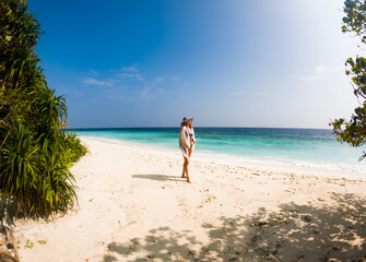 Fototapeta na wymiar beautiful woman relaxing on a tropical beach