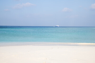 Fototapeta na wymiar white sand and blue sea tropical beach
