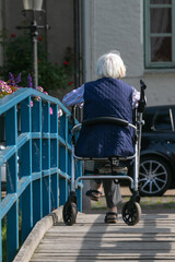 Pflegebedürftige alte Frau sitzt im Rollator, Mobilitäte, Pfleger., alte Menschen, barrierefrei