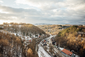 Verschneite Kleinstadt im Harz Rübeland von oben