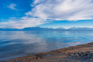le lac Léman et les alpes depuis la plage de Tolochenaz