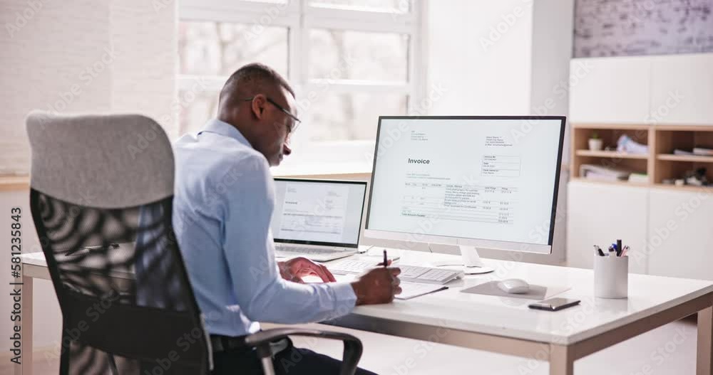 Aufkleber electronic invoice accountant software on computer