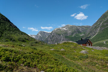 Fototapeta na wymiar Hütte im Tal des Austerdalsbreen, Norwegen
