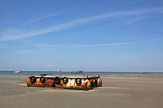 Plage de Beauduc , bouches du Rh&ocirc;ne, baie de Beauduc, Camargue, M&eacute;diterran&eacute;e, littoral