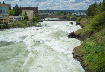 Fototapeta na wymiar Spokane Falls and river park