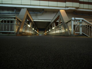 高速道路と交差する深夜の高架式歩道橋