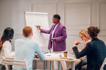 Obraz premium African american businesswoman holding a presentation during a meeting in an office