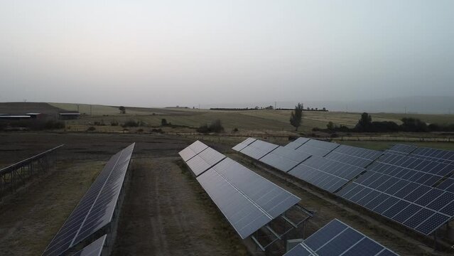 planta fotovoltaica, campo de placas solares desde el aire, toma de dron de placas solares. video energ&iacute;as renovables