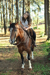 Obraz premium jovem bonita cowtry com cavalo 