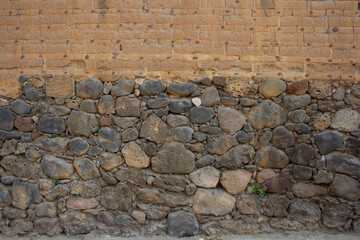 pared de adobe con cimientos de rocas detalle de pared de casa rural 
