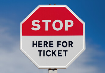 Stoppschild Zeichen Stop Gebühr Ticket für Transport Maut Fahrschein Einfahrt Parken - obrazy, fototapety, plakaty